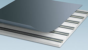 Ein zentraler Bestandteil des Systems NE/TE ist die vollflächige Abdeckung der Fußbodenheizung mit verzinkten Stahlblechtafeln der Dicke 0,5 mm